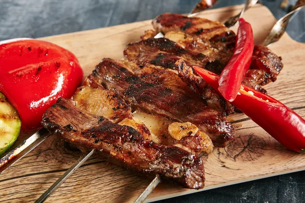 Grilovaný Steak Lososa Bbq Zeleninou Byliny Koření Closup Makro Fotografii — Stock fotografie