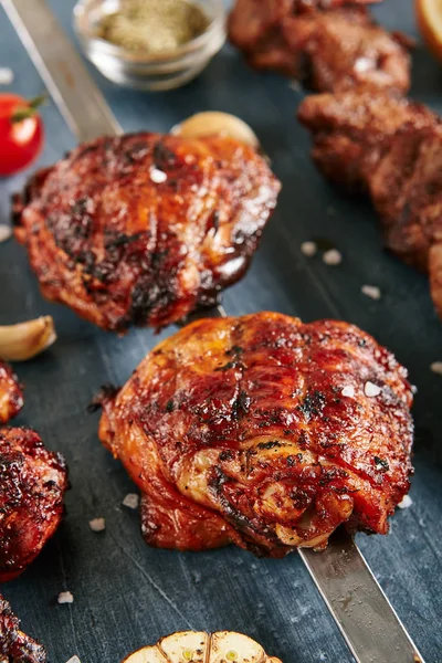 Tief Gegrillte Scharfe Und Würzige Grillhähnchenschenkel Auf Einem Spieß Aus — Stockfoto