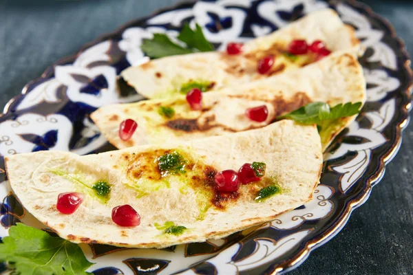 Qutab, Kutab veya fırında tavuklu ince haddelenmiş kısaca pişmiş bir dışbükey kalbur üzerinde olan hamuru ile peynir ve yeşillik var. Nar taneleri, yeşil kişniş ve rezene ile geleneksel Türk yemeği servis