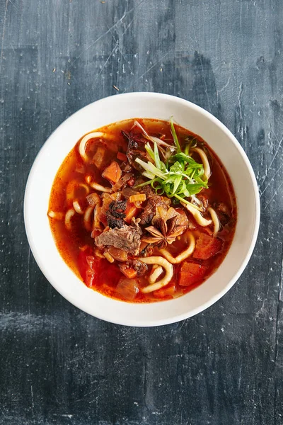 Lagman Laghman은 아시아 접시의 국수를 법으로 반죽에서 전통적인 두꺼운 온난화 — 스톡 사진