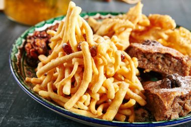 Çeşitli oryantal tatlılar çırpı veya Angel Wings pasta, Chak-Chak, Baklava ve ceviz karamel üst görünümünde. Restoran Asya dizi tatlılar ile fındık, meyve ve baharat düz Lay