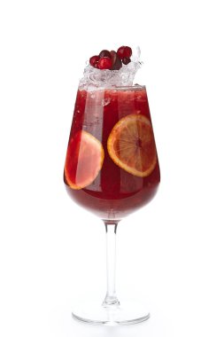 İspanyol Blackberry ve meyve Sangria beyaz arka plan üzerinde izole bir kristal cam. Serinletici buzlu Restoran içecek kuru kırmızı şarap, limon, portakal, üzüm, elma ve çilek kapat