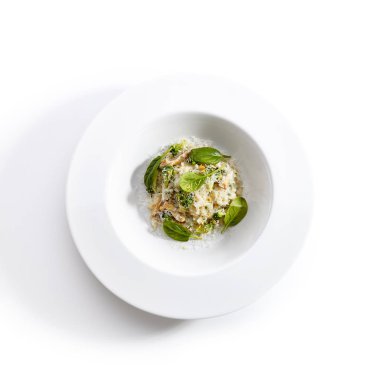 Vejetaryen risotto brokoli ile yakın çekim portre. Bazı güzel kokulu marul üstüne lezzetli bir yemek. Restoran menü kavramı. Beyaz arka plan üzerinde izole