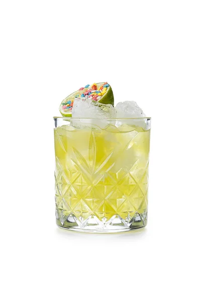 Caipirinha 或蜂蜜草酒精鸡尾酒与石灰和冰在被隔绝在白色背景的水晶玻璃 淡绿色冰巴西莫吉托与杜松子酒 柠檬和芳香草本关闭 — 图库照片
