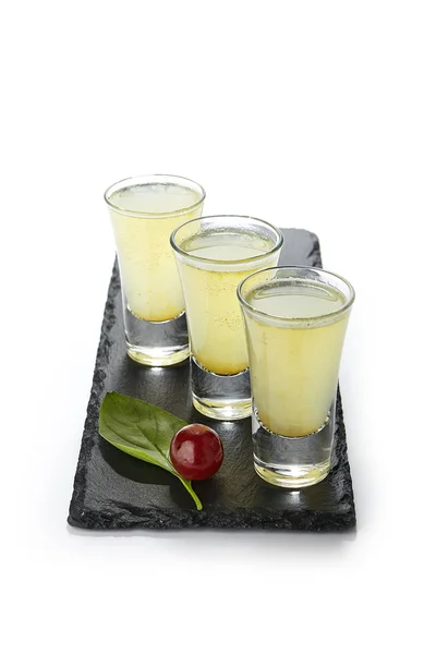 Forte Alcohol Shot Set Três Copos Pequenos Isolados Fundo Branco — Fotografia de Stock