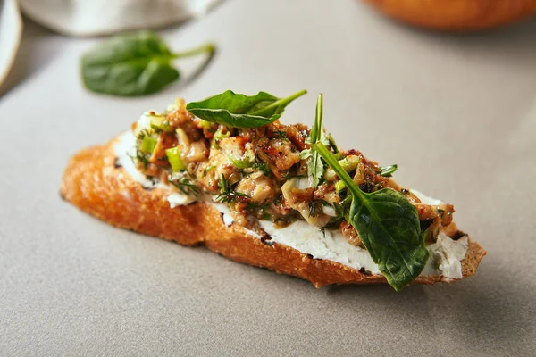 Detail Portrét Krajíc Chleba Tvarohem Úhoře Lahodný Snack Pokryté Náplň — Stock fotografie