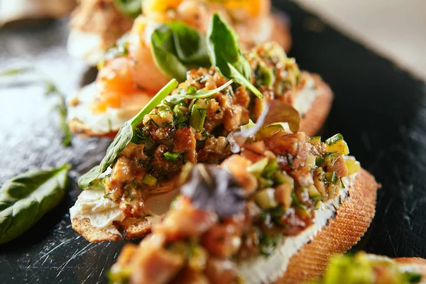 Vista Perto Deliciosa Bruschetta Italiana Com Creme Queijo Carne Salmão — Fotografia de Stock