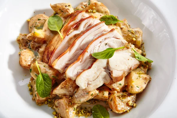 Kremalı patates domuz eti dilimleri ile yakın çekim portre. Studio resim lezzetli yemeğin tabakta. Restoran yemek kavramı. Beyaz arka plan üzerinde izole