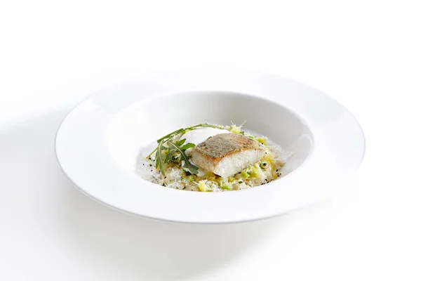 特写肖像美味的派克鲈鱼与意大利调味饭 新鲜的西葫芦与一些空中 Espoume 服务与完美的味道 在白色背景上被隔离 — 图库照片