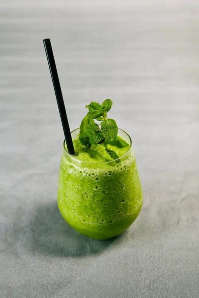 Nepal smoothy tutku meyve ve şeftali suyu ile yakın çekim portre. Parlak kokteyl limon ve buz. Soğutma içki kavramı. İzole gri arka plan