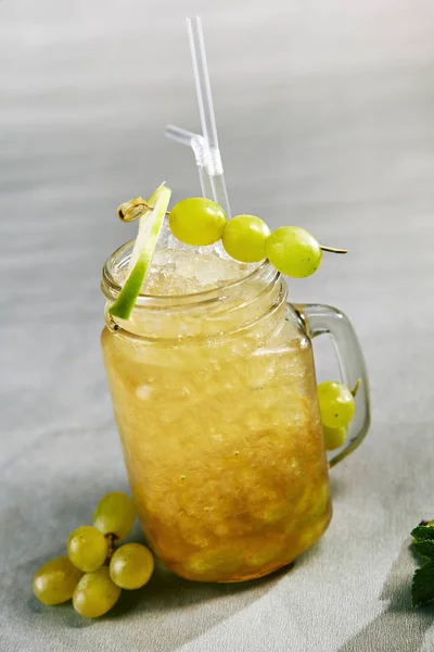 Retrato Vidro Pote Pedreiro Cheio Limonada Com Suco Maçã Limão — Fotografia de Stock