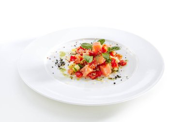 Restoran başlangıç menüsü ham tuzlanmış Somon dilimleri, domates ve salatalık beyaz arka plan üzerinde izole açılır. Doğranmış kırmızı balık veya alabalık sebzeler, otlar ve baharatlar zarif düz plaka üzerinde Kapat