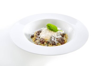 Petit-Dana Dana yanakları beyaz arka plan üzerinde izole. Makarna, mantar yahnisi, maydanoz, Parmesan Espuma, sos, Parmesan peyniri, yeşil tereyağı, pazı ve Mini ıspanak ile Restoran Ana Kursu