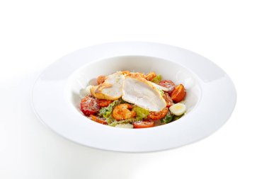 Beyaz arka plan üzerinde izole bir çıtır tavuk ile Sezar salatası. Restoran Ana Kursu hindi fileto, bıldırcın yumurtası, Mini baget Peksimet, Cherry domates, marul yaprakları, sos ve Parmesan peyniri ile