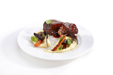 Dana yanak ve pişmiş mevsim sebzeleri, Demi Glace sosu, patates püresi, pancar, havuç, Parmesan Espuma, Antep fıstığı, peynir, dereotu, maydanoz, kabak, patlıcan, soğan, tereyağı, izole Yeşiller