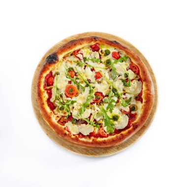 Pizza Marinara hamsi, domates, sarımsak, zeytinyağı ve kekik beyaz arka plan üzerinde izole. Geleneksel İtalyan bütün gözleme üzerinde ahşap plaka üstten görünüm
