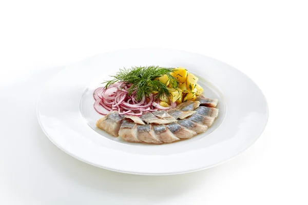 Ristorante Menu Pesce Con Aringhe Salate Anelli Cipolla Patate Tagliate — Foto Stock