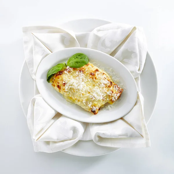 Makarna Makarna Ricotta, kıyma, beyaz arka plan üzerinde izole ıspanak ile Restoran ana kursu. Yeşiller ve peynir üstten görünüm ile Katalan mutfağının geleneksel çanak