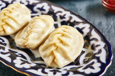 Mantı, Mantu veya Manty ünlü geleneksel et yemekleri, Orta Asya, Türkiye ve Çin olabilir. Sığır ve kuzu köfte de denilen Dimsum, mantı veya erimiş tereyağı yakın yukarı ve üst görünümü ile mantı