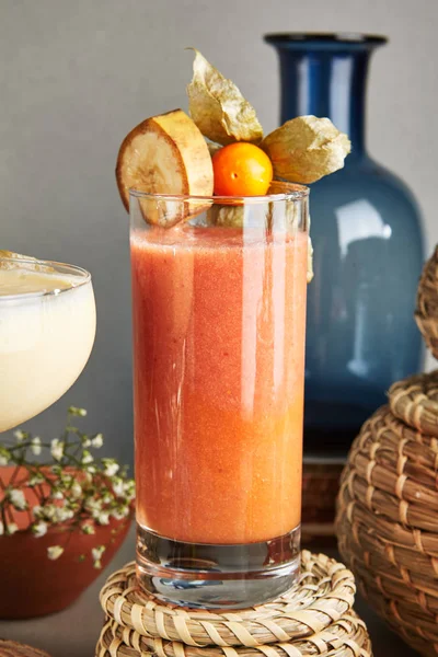 Smoothie Frutas Caseiro Fresco Com Banana Physalis Framboesa Manga Morango — Fotografia de Stock