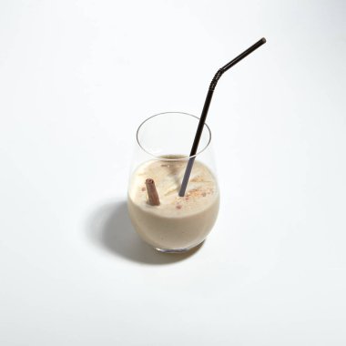 Somun güler yüzlü veya ceviz süt, armut ve beyaz arka plan üzerinde izole Banana Shake makro fotoğraf. Sağlıklı besleyici kahvaltı Protein kokteyl meyve, fındık ve tarçın çubuğu ile yakın çekim