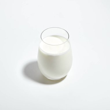 Ev yapımı yoğurt açık bir cam beyaz arka plan üzerinde izole makro fotoğraf. Yunan Organik yoğurt krem sağlıklı besleyici kahvaltı için yakın çekim