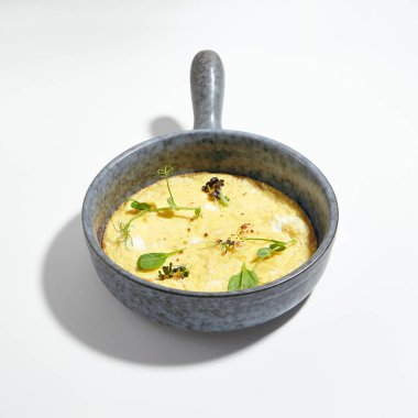 Bir tavada genç bezelye ile el yapımı omlet makro fotoğraf izole üzerinde beyaz arka plan vuruyor. Beslenme kahvaltı ile sıcak kabarık omlet peynir ile tamamlamak ve Yeşiller yakın çekim