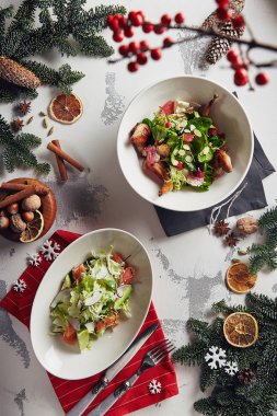 Noel salata ile bıldırcın, somon, meyve ve sebze en iyi görünümü ayarlayın. Güzel yeni yıl tablo kış dekorasyonları, düz yatıyordu incelik Salats, Festival çatal ve peçete ile yakından