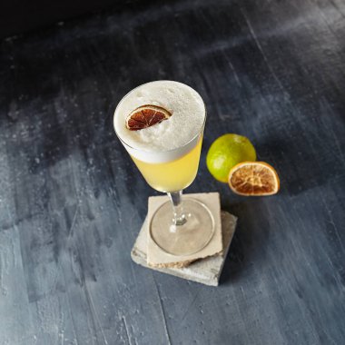 Pisco ekşi taze sıkılmış limon suyu, basit tatlı şurup, buz, yumurta beyaz ve siyah arka plan üzerine Angostura Bitters ile. Soğuk Perulu alkollü kokteyl kadar yakın