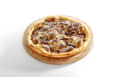 Pesto sos, mozzarella peyniri, rendelenmiş Parmesan peyniri, tereyağı, yeşil, fesleğen petrol ve ahşap plaka üstten görünüm üzerinde kurutulmuş domates ile sıcak gevrek çeşitler. Taze İtalyan ekmeği Tortilla izole