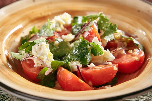 Restaurant Vorspeisenmenü Mit Tomatensalat Mit Roten Zwiebeln Auf Rustikalem Heuhintergrund — Stockfoto