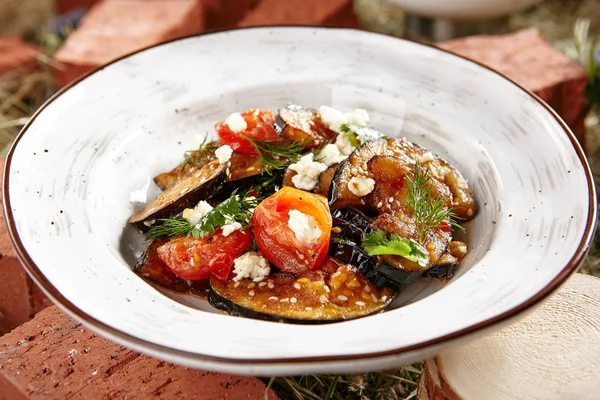 Salada Berinjela Vegetariana Com Beringela Assada Tomate Cereja Coentro Close — Fotografia de Stock