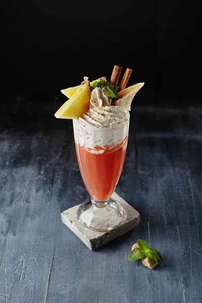 Cocktail Frutta Calda Con Ananas Fresco Banana Cannella Foglie Menta — Foto Stock