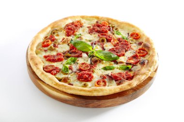 Pizza Margarita veya Margherita kiraz domates, Mozzarella peyniri ve domates soslu beyaz arka plan üzerinde izole ile. Geleneksel İtalyan bütün mayalanarak gözleme ahşap plaka üzerinde Fırında pişmiş kadar yakın