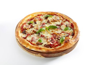 Kanada Pizza veya pastırma, domates, Boletus mantar, taze fesleğen, domates sosu ve beyaz arka plan üzerinde izole Mozzarella Regina. Geleneksel İtalyan bütün gözleme ahşap plaka üzerinde Kapat