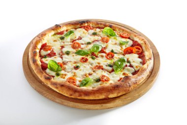 Pizza Margarita veya Margherita kiraz domates, Mozzarella peyniri, Pesto ve beyaz arka plan üzerinde izole domates sosu ile. Geleneksel İtalyan bütün mayalanarak gözleme ahşap plaka üzerinde kapat