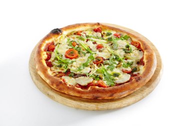 Pizza Marinara hamsi, domates, sarımsak, zeytinyağı ve kekik beyaz arka plan üzerinde izole. Geleneksel İtalyan bütün gözleme ahşap plaka üzerinde kapat