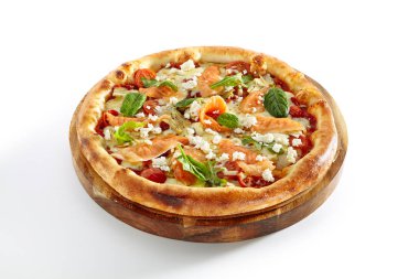 Somon, turşu enginar, roka, domates, Mozzarella peyniri ve beyaz arka plan üzerinde izole Pesto sosu ile deniz ürünleri Pizza. Geleneksel İtalyan bütün gözleme ahşap plaka üzerinde Kapat