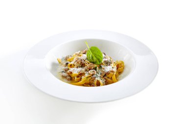 İtalyan ev yapımı Tagliatelle mantarlı güveç ve beyaz arka plan üzerinde izole yer mantarı. Restoran Ana Kursu İtalyan makarna, beyaz mantar, soğan, sarımsak, sos ve maydanoz ile yakın çekim