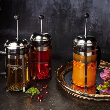 Meyve Çayları, yeşil çay, nar, Hibiscus, ahududu ve deniz cehri çay ayarlayın. Sıcak ve soğuk tatlı meyve toplama bal ve kokulu otlar ile Fransız presler iç
