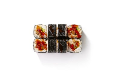 Ham somon, taze salatalık ve beyaz arka planda Izole Philadelphia krem peynir ile Uram suşi seti. Kuru Yosun üst görünümü ile vejetaryen Japon Nori maki Rolls