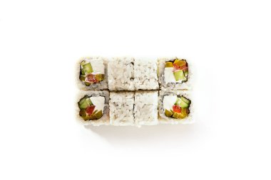Ham somon, dilimlenmiş Pickled Daikon, taze salatalık ve beyaz arka planda Izole Philadelphia krem peynir ile Urayaki Sushi seti. Kuru Yosun üst görünümü ile vejetaryen Japon Nori maki Rolls