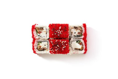 Ham balık, yeşillikler ve Philadelphia krem peyniri ile Urayaki Sushi seti, kırmızı tobiko havyar üst görünümü ile tepesinde. Beyaz arka planda Izole Kuru Yosun ile dilimlenmiş Japon Nori maki Rolls
