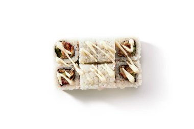 Ham somon, taze salatalık ve beyaz arka planda Izole Philadelphia krem peynir ile Uram suşi seti. Kuru Yosun üst görünümü ile vejetaryen Japon Nori maki Rolls