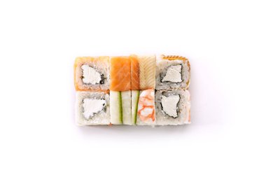 Sushi Rolls somon, taze salatalık ve karidesler beyaz arka plan üst görünümü üzerinde Izole dışında ayarlayın. Nori maki ham kırmızı balık Alabaları fileto ve yosun ile