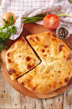 Taze pişmiş pasta tavuk, sığır, mantar ve patates üst görünümü rustik tablo ile doldurulmuş. Sıcak yuvarlak kapalı Apple Pie sebze, otlar ve baharatlar eski ahşap Vintage arka planda hizmet