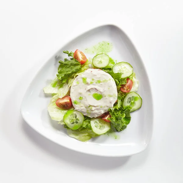 白い背景に キュウリ トマト レタスのサラダを使ったフムス Hommos レバントディップまたはひよこ豆 タヒニ オリーブオイル レモン汁 ニンニクのトップビューから作られたスプレッド — ストック写真