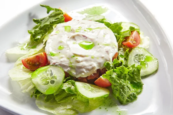 Hummus Humus Hommos Met Komkommers Tomaten Sla Salade Geïsoleerd Witte — Stockfoto