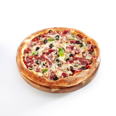 Parma jambon, sosis, şiş kebap, pastırma, zeytin, domates sosu, Mozzarella peyniri beyaz arka plan üzerinde izole et Mix Pizza. Geleneksel İtalyan bütün gözleme ahşap üzerine yakın