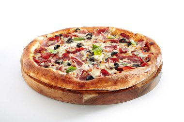 Parma jambon, sosis, şiş kebap, pastırma, zeytin, domates sosu, Mozzarella peyniri beyaz arka plan üzerinde izole et Mix Pizza. Geleneksel İtalyan bütün gözleme ahşap üzerine yakın